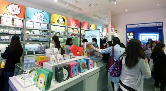 Fans i kø i en K-Pop butil i Korea
